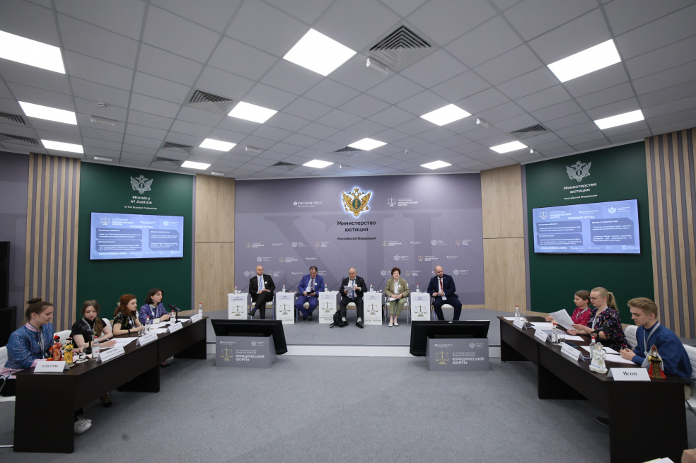 На полях ПМЮФ-2024 состоялась «модель» Международного студенческого конкурса по международному коммерческому арбитражу имени М.Г. Розенберга